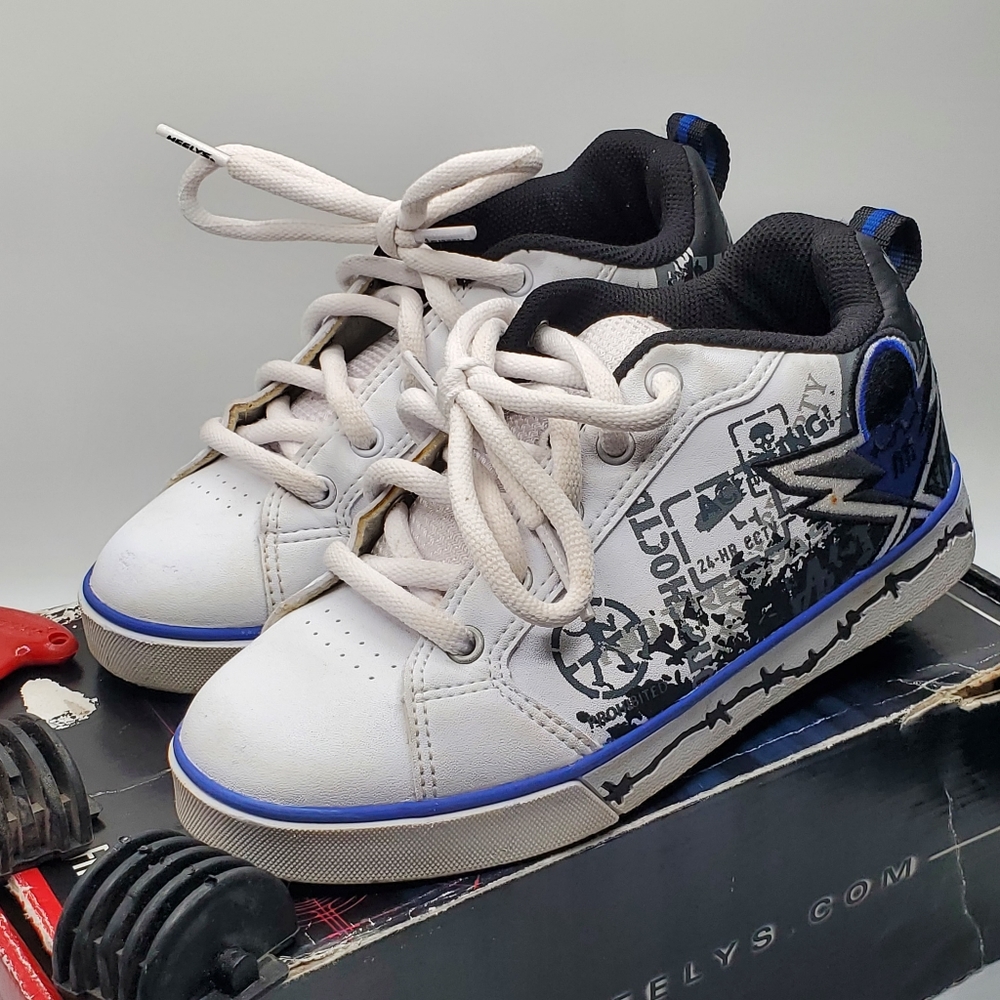 Heelys white skull design removeable wheel shoes youth size 2 in box
